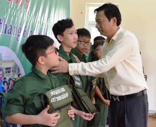 Đồng chí Nguyễn Văn Đọc - Bí thư Tỉnh uỷ, Chủ tịch HĐND tỉnh Quảng Ninh động viên các chiến sĩ nhí tích cực rèn luyện